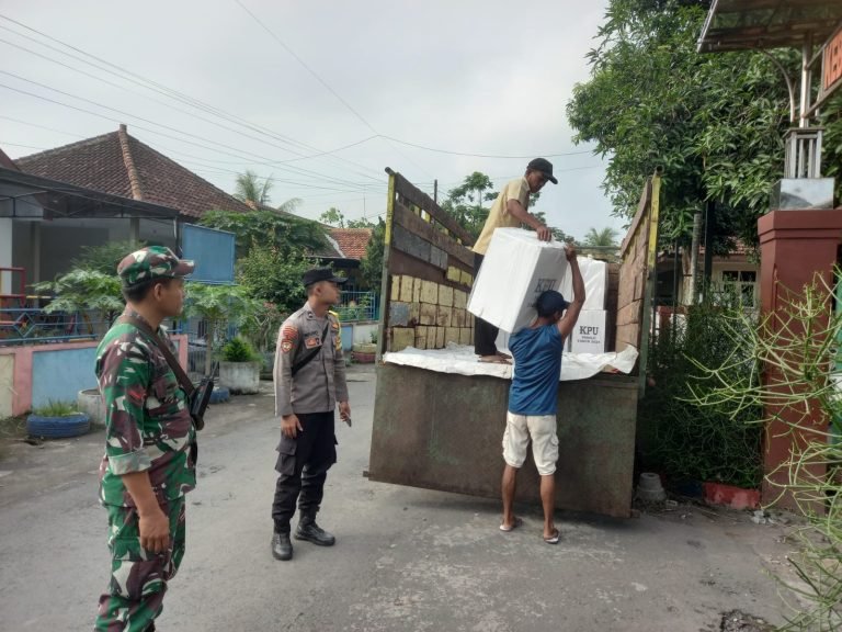 Usai Pemungutan Suara, Danramil 0821/19 Sumbersuko Kerahkan Anggota Kawal Pergeseran Logistik dari TPS Sampai PPK