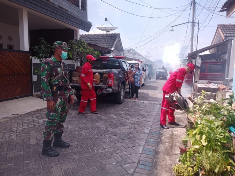 Pemberantasan Sarang Nyamuk, Babinsa Kedungjajang Giat Pendampingan Fogging di Pemukiman Warga