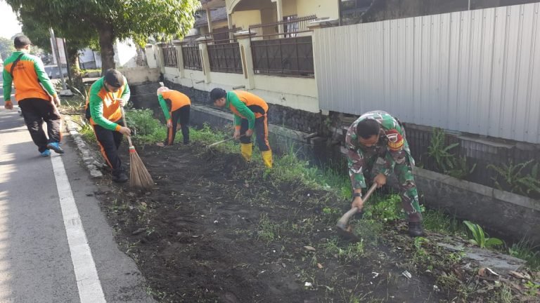 Wujudkan Kebersamaan, Babinsa Karangsari Bersama Warga Kerja Bakti Pembersihan Kanan Kiri Jalan