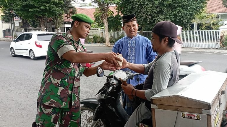 Jalin Komsos, TNI Koramil Lumajang Berbagai Sesama Dalam ‘Jumat Berkah’