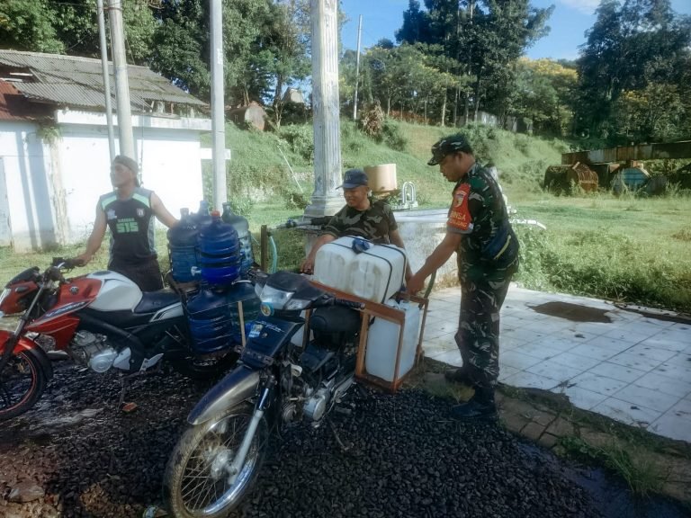 Sembari Komsos, Babinsa Gucialit Bantu Warga Binaan Ambil Air Bersih