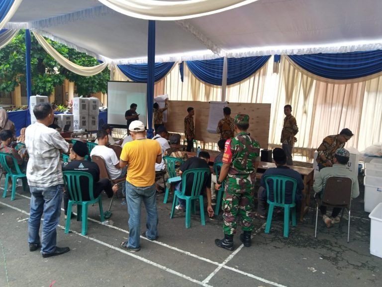 Pastikan Aman Lancar, Personel Koramil Klakah Ambil Bagian Dalam Pengamanan Rekapitulasi di Tingkat PPK