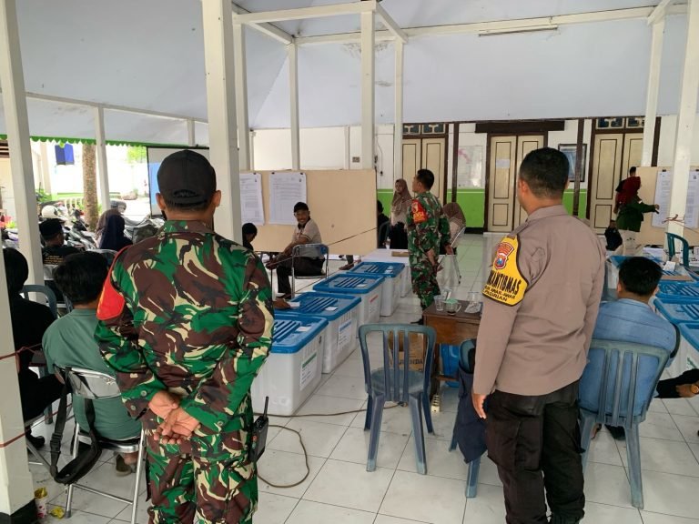 Sinergi, TNI-Polri Pasirian Giatkan Pengamanan Rekapitulasi Hasil Pemilu di PPK Kecamatan