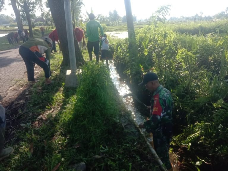 BangunKebersamaan, Babinsa Sumbermujur Bersama Warga Kerja Baktu Pembersihan Parit