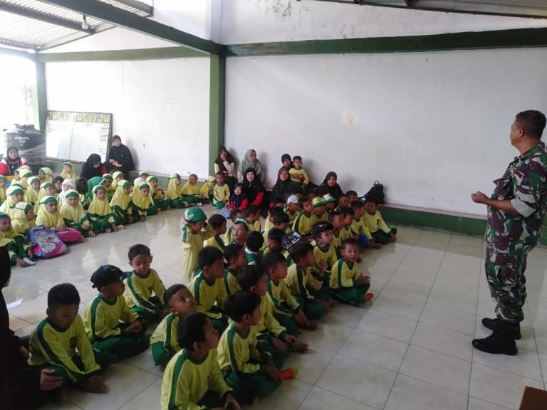 TNI Lumajang, Kenalkan Lingkungan Militer Melalui Outing Class Ke TK Aisyiyah Bustanul Athfal