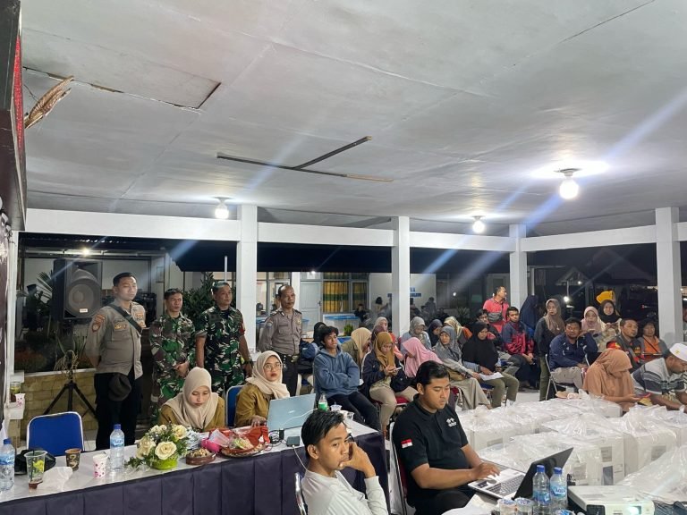 Pengamanan Rekapitulasi Hasil Penghitungan Pemilu 2024, Personel TNI-Polri Pronojiwo Siaga di PPK Kecamatan.