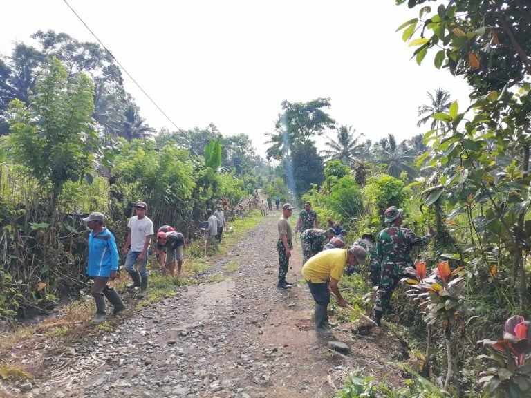 Penyiapan Pembangunan Rabat Beton, TNI Koramil Pasrujambe Bersama Warga Kerja Bakti Pembersihan Jalan