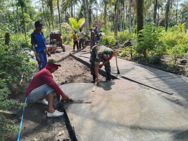 Dukung Pemdes, Babinsa Tegalrejo Bersama Warga Gotong Royong Bangun Jalan Rabat Beton
