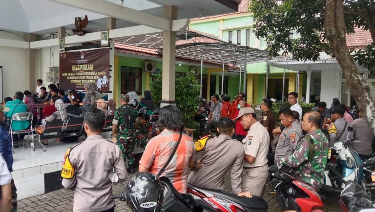 TNI Polri Sumbersuko, Laksanakan Pengamanan Rekapitulasi Ulang di Tingkat PPK