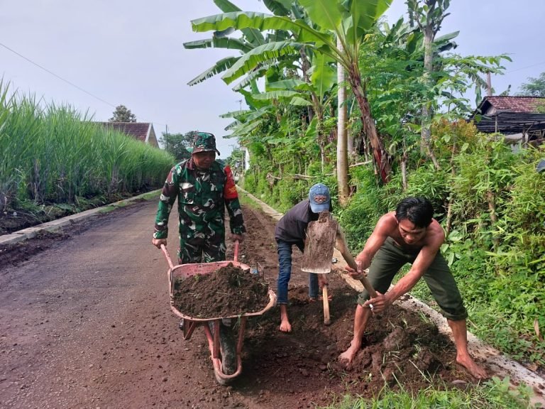 Bersih Lingkungan, Babinsa Kedawung Bersama Warga Kerja Bakti Pembersihan Jalan Dusun