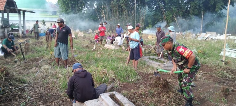Gotong Royong, Babinsa Umbul Bersama Warga Kerja Bakti Pembersihan Makam