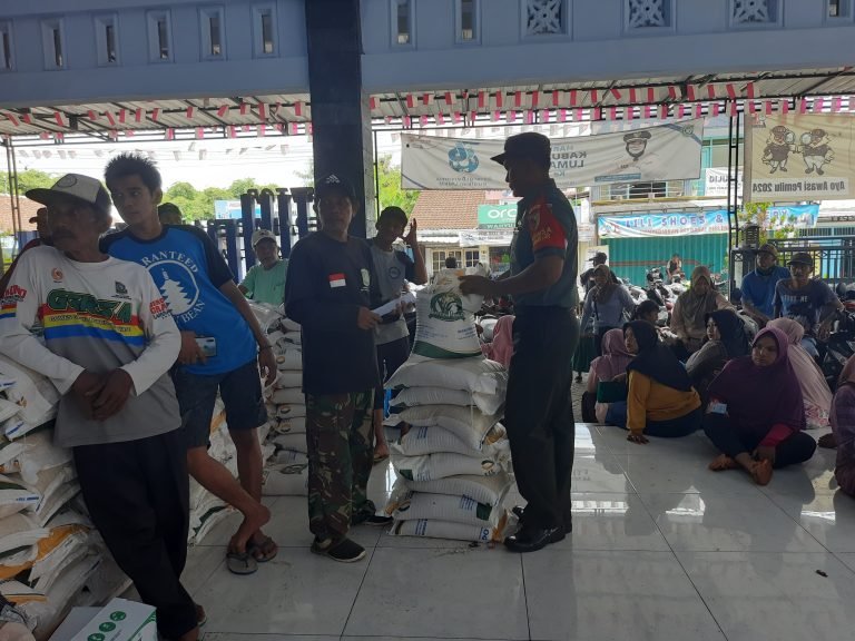 Pastikan Aman dan Lancar, Babinsa Dawuhan Lor Dampingi Penyaluran Beras Kepada Warga Kurang Mampu