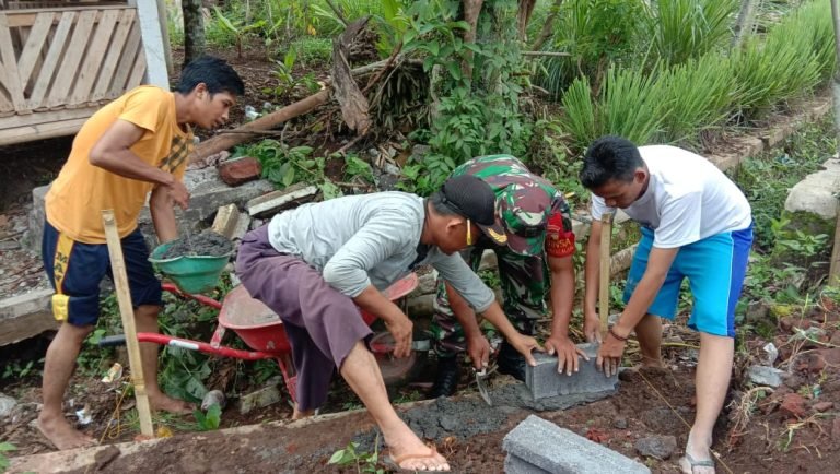 Wujudkan Lingkungan Bersih, Babinsa Bedayu Talang Bersama Warga Bangun Kotak Sampah di Pemukiman Warga