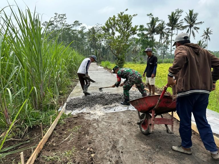 Dukung Program Desa, Babinsa Ranupakis Kawal Pembangunan Jalan Rabat Beton