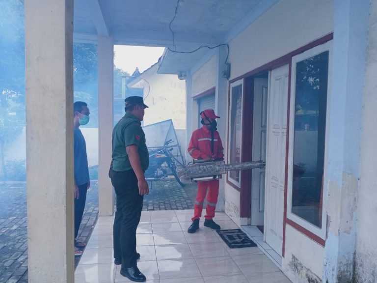 Giat PSN, Babinsa Ranuyoso Dampingi Puskesmas Laksanakan Fogging