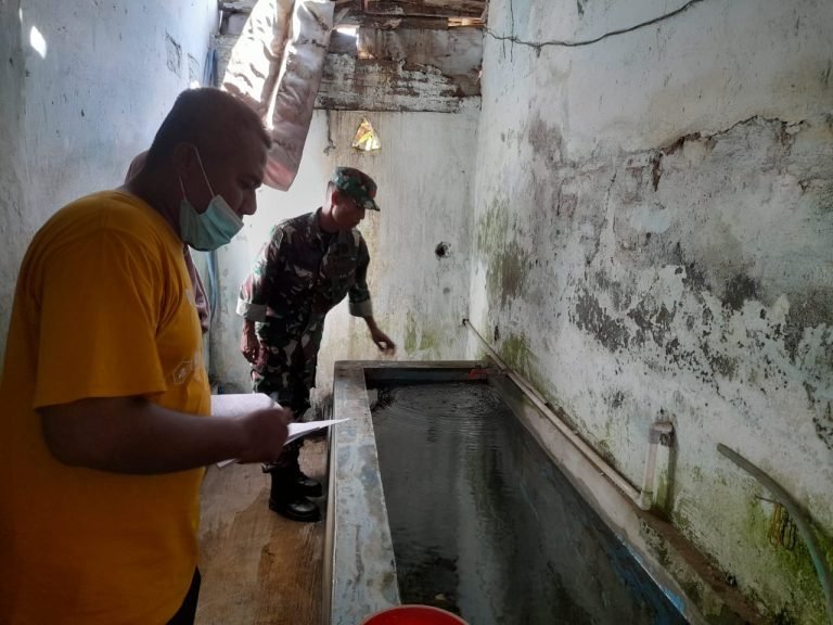 Minimalisir Sarang Nyamuk, Babinsa Ledoktempuro Pendampingan Giat PSN