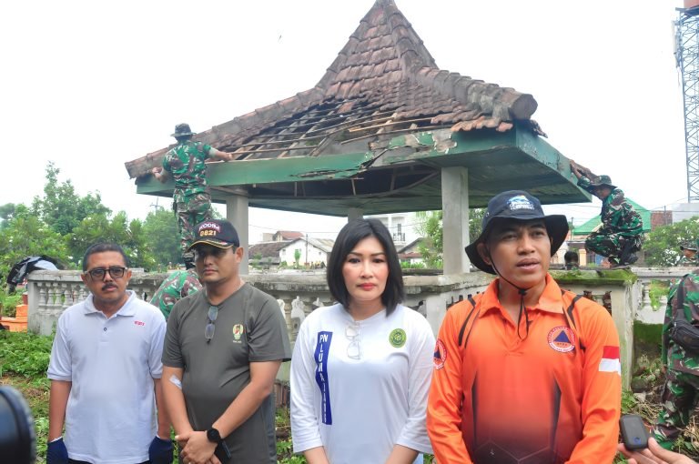 Jaga Kearifan Lokal Jelang Bulan Ramadhan, Forkopimda Lumajang Laksanakan Pembersihan Makam Jogoyudan.