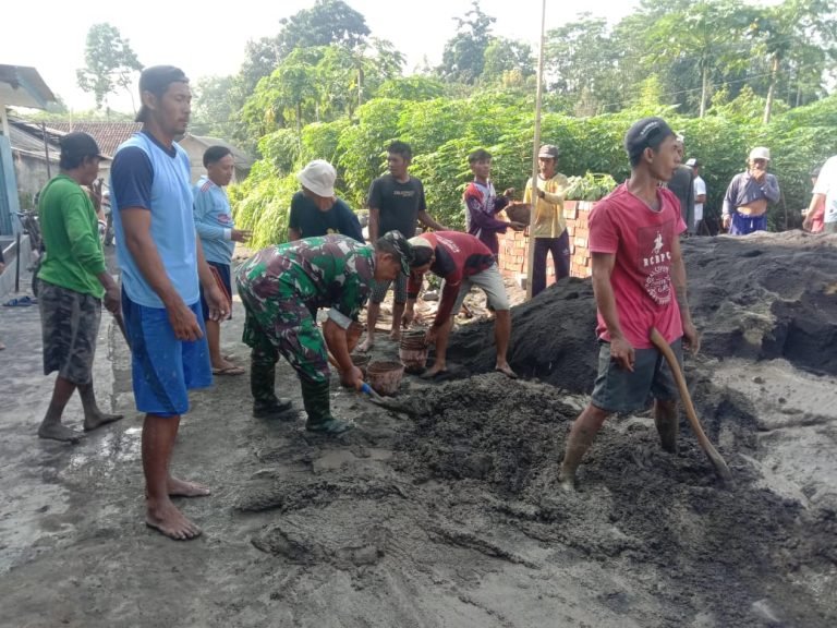 Berbaur Dengan Warga, Babinsa Jarit Gotong Royong Bangun Rumah Ibadah