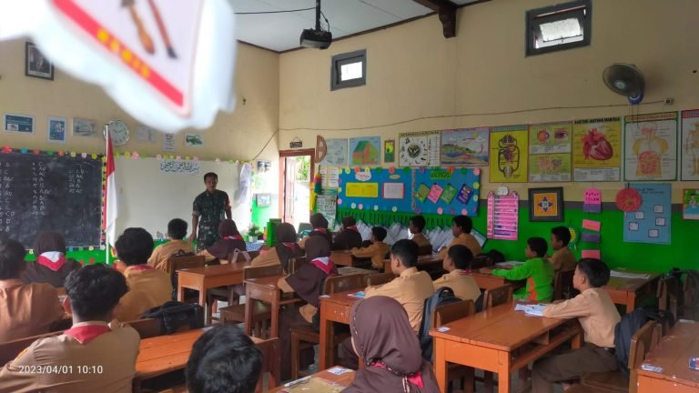 Kenalkan Wawasan Kebangsaan Kepada Siswa, Melalui Babinsa Masuk Sekolah.