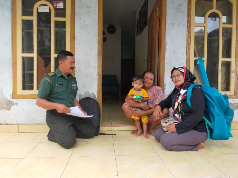 Babinsa Tamanayu, Dampingi Bidan Desa Kunjungi Warga Miskin Yang Mempunyai Balita