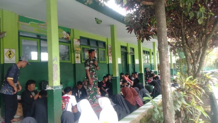 Babinsa Karanganom, Berikan Motivasi Siswa SDN Yang Naik Sabuk Perguruan PSHT Karanganom