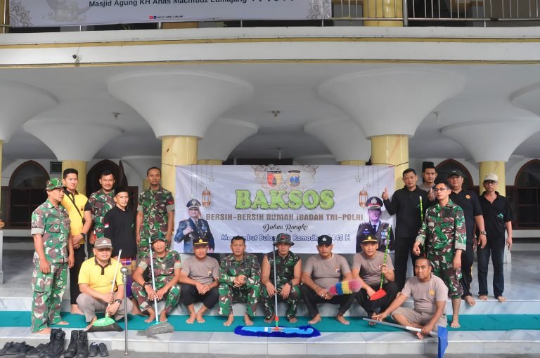 Sambut Bulan Suci Ramadhan, TNI-Polri di Lumajang Bersihkan Masjid