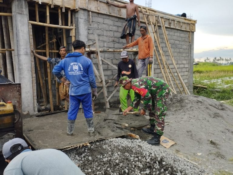 Babinsa Tegalrejo, Bersama Warga Gotong Royong Bangun Tempat IBadah di Wilayah