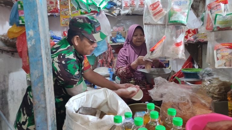 Sembari Pantau Harga Bahan Pokok, Babinsa Kedawung Komsos Dengan Pedagang Pasar Tradisional di Wilayah Binaan