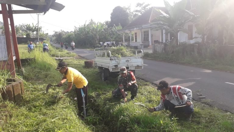 Bangun Kebersamaan, Babinsa dan Warga Kandangan Bersih Selokan Sekitar Lapangan
