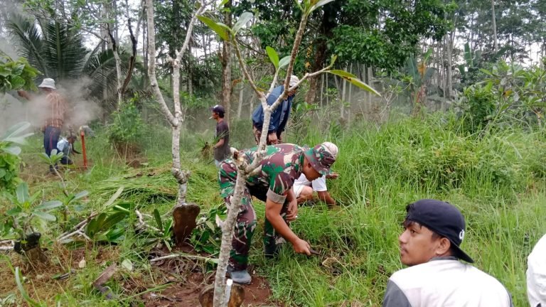 Jelang Ramadhan, Babinsa Sawaran Lor Bersama Warga Kerja Bakti Pembersihan Makam