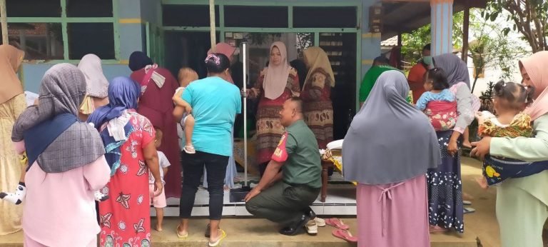 Babinsa Randuagung Dampingi Bidan Desa Monitoring Giat Pelayanan Posyandu