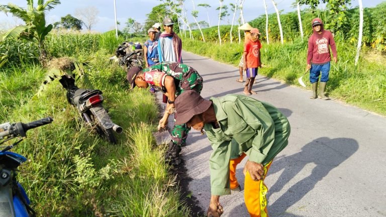 Manunggal Bersama Warga, Babinsa Laksanakan Kerja Bakti Pembersihan Jalan
