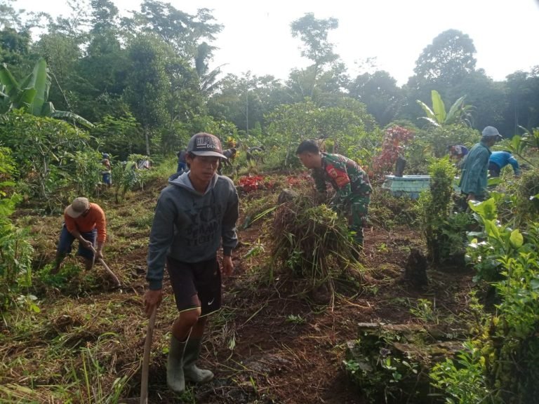 Sambut Bulan Ramadhan, Babinsa Tambahrejo Bersama Warga Gelar Kerja Bakti Pembersihan Makam