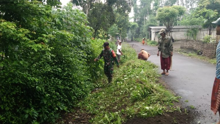 Wujudkan Lingkungan Bersih, Babinsa Tempeh Kidul Kerja Bakti Bersama Warga Binaan