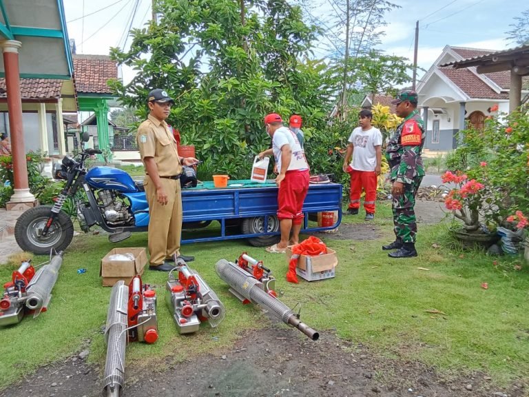 Peduli Kesehatan Warga, Babinsa Kalipepe Dampingi Kegiatan Fogging di Wilayah Binaan