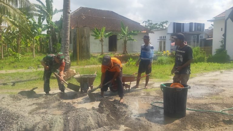 Menjaga Fasilitas Umum Jangka Panjang, Babinsa Kaliboto Lor Bersama Warga Gotong Royong Perbaikan Jalan