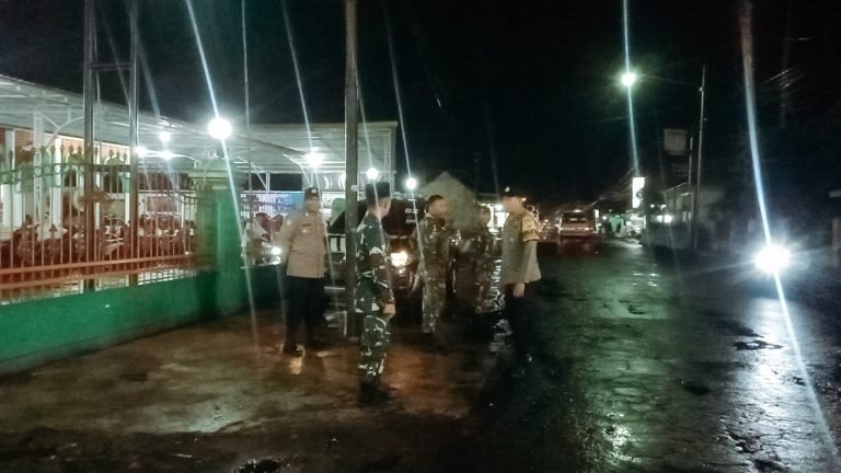 KolaborasiTNI-Polri Kecamatan Kunir, Gelar Pengamanan Salat Terawih