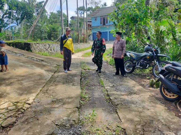 Pastikan Aman, Babinsa Bersama Kades Tamanayu Melaksanakan Pengecekan Akses Jalan Rawan Bencana.