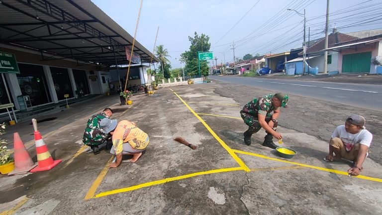 Turut Andil, Babinsa Tekung Bantu Pengurus Masjid Melaksanakan Pengecatan Area Parkir