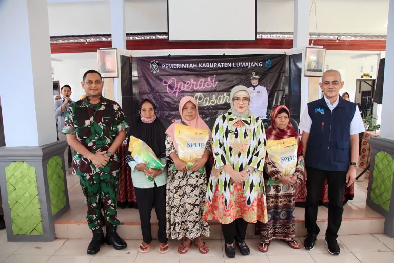 Dandim Lumajang Bersama Pj. Bupati Tinjau Langsung Operasi Pasar Pangan Murah