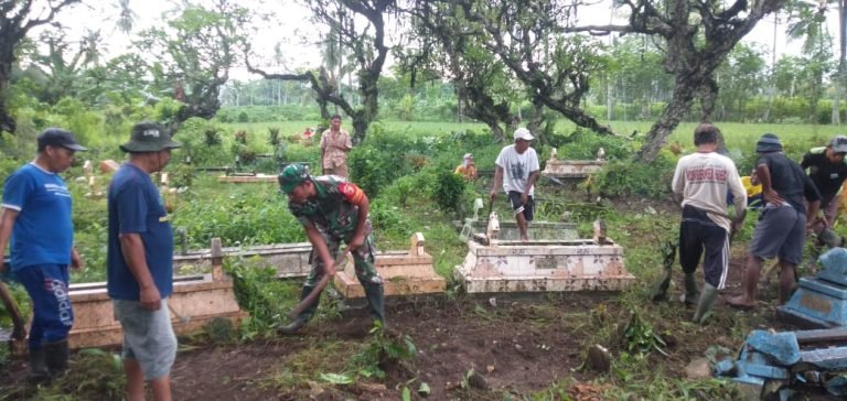 Babinsa Karanganom, Bersama Warga Kerja Bakti Pembersihan TPU di Wilayah Binaan