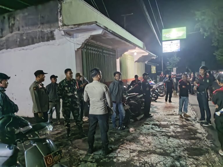 PatroliMalam TNI-Polri Sumbersuko untuk Menjamin Ketenteraman Selama Ramadan