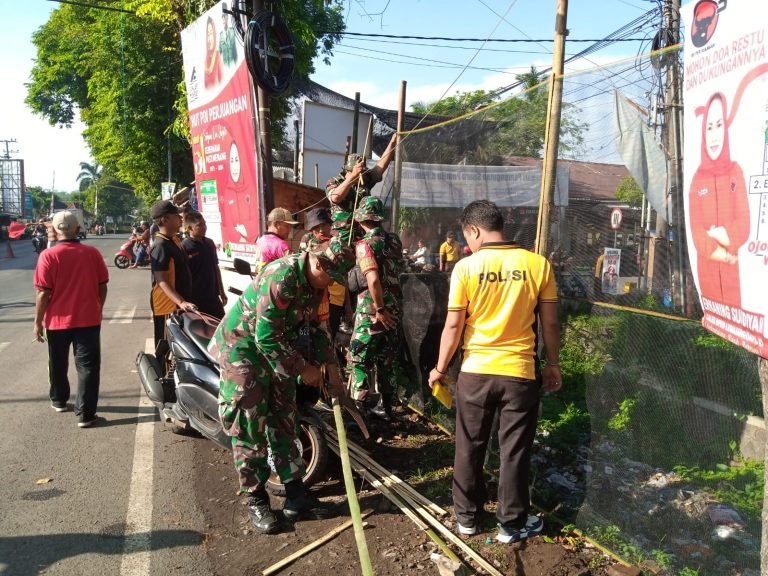 TNI-Polri Klakah Bantu Pemerintah Kecamatan, Pasang Jaring Sampah di Sungai
