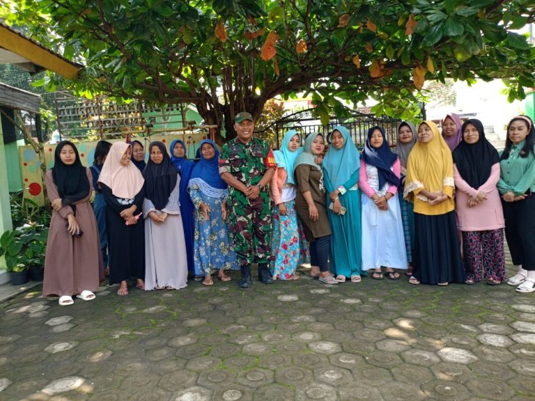 Babinsa Ranuyoso, Sosialisasikan Pentingnya Kebersihan Lingkungan di Musim Hujan
