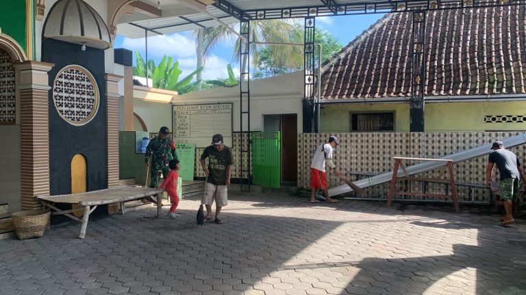 Babinsa Nguter dan Warga, Gotong Royong Bersihkan Masjid Al Kautsar di Bulan Ramadhan