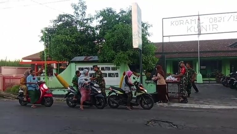 Momentum Bulan Ramadan, Koramil Kunir Gelar PembagianTakjil Kepada Pengguna Jalan