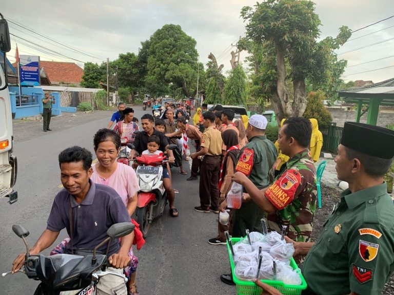 Koramil 0821/08 Pasirian Bagikan Takjil Gratis:Semangat Kemanusiaan Meriahkan Ramadan