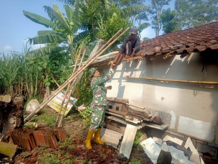 Babinsa Padang Bersama Warga Terlibat Aktif dalam Kerja Bakti Renovasi Rumah Warga Miskin