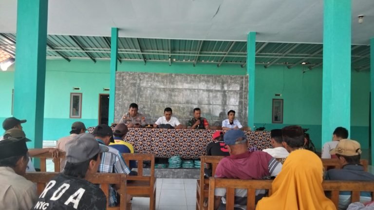 TNI-Polri Kedungjajang Tingkatkan Kemampuan Satgas Keamanan Desa Dalam Mempertahankan Ketertiban Masyarakat