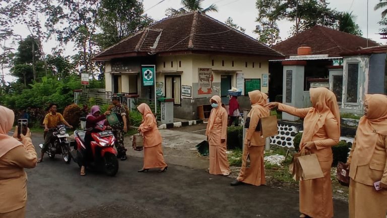 BabinsaTunjung Bantu Pembagian Takjil Ramadan Bersama Ibu-Ibu Dharma Wanita Gucialit